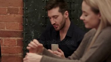 Yakışıklı adam deneyin barda çekici sarışın kadın ile tanımak için