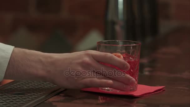 Homme payant pour un cocktail au bar — Video