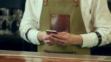 Cep telefonu kullaranarak barmen eller kısa mesaj