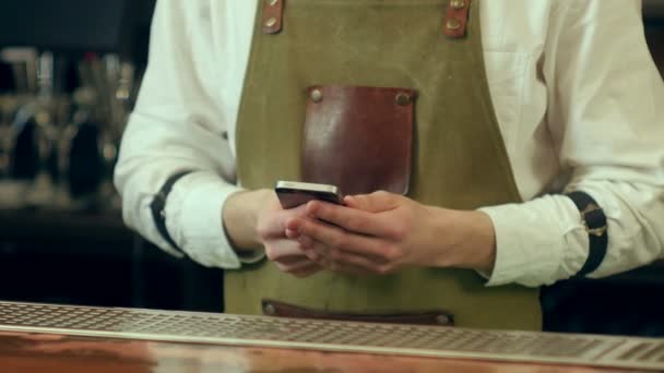 Barman manos mensaje de texto utilizando el teléfono móvil — Vídeo de stock