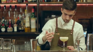 Yapma ve bir ziyaretçiye kokteyl dekorasyon barmen