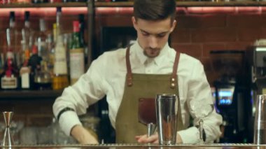 Hazırlama ve alkolsüz kokteyl içki dökülen barmen bar