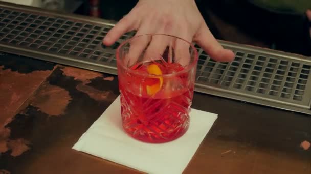 Bartenders hand is giving out the prepared cocktail and visitor hand pay by cash — Stock Video