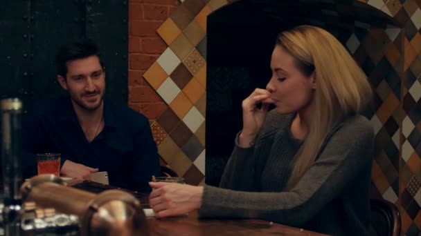 Jonge modieuze paar dating op de bar — Stockvideo