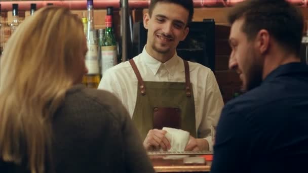 Clientes que gostam de bebidas e sair em bar de coquetéis movimentado — Vídeo de Stock