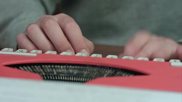 Мужские руки печатают на красной машинке — стоковое видео