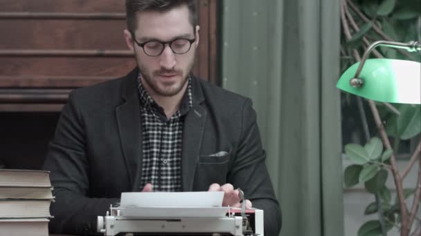 Ικανοποιημένοι συγγραφέας ολοκληρωθεί πληκτρολογώντας το βιβλίο του και βγάζοντας τα γυαλιά του — Αρχείο Βίντεο