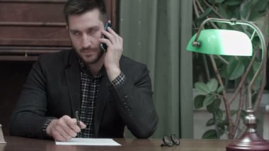 Makale hakkında soru sormak bir telefon görüþmesi genç gazeteci
