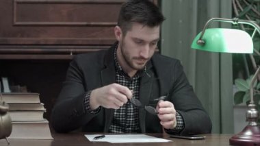 Genç adam bir şey ve bir telefon görüşmesi tarafından avunma yazma