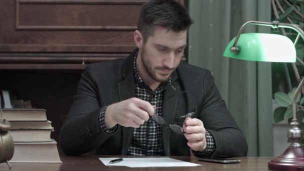A fiatalember írni valamit, és lét eltérített mellett egy telefonhívás — Stock videók