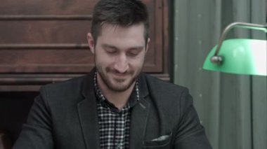 Genç yazar okuma makaleler ve bir telefon cevap mutludur