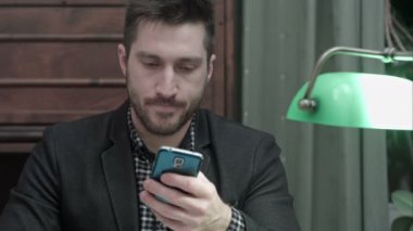 Telefonla mesajlaşma kabine ciddi genç adam