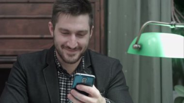 Cep telefonunda mesajlaşma delikanlı gülümseyen