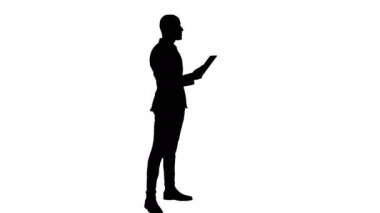 Siluet işadamı tablet kullanarak görüntülü arama yapma