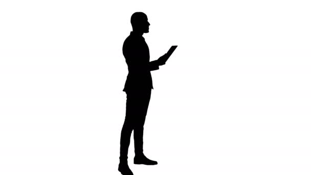 Silhouette Businessman haciendo videollamada usando tableta — Vídeo de stock