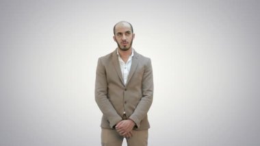 Beyaz arka plan üzerinde kameraya bakarak proje sunan iş adamı.