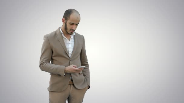 흰색 바탕에 전화에 문자 메시지를 보내는 한 벌에 바쁜 사람. — 비디오