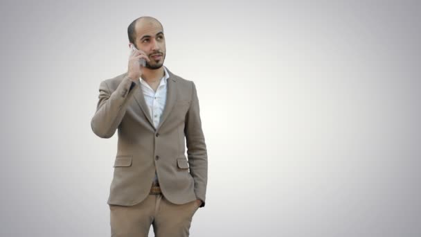 Arabo uomo d'affari parlando sul cellulare su sfondo bianco . — Video Stock