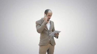 Cep telefonu üzerinde konuşurken ve tablet Pc beyaz arka plan üzerinde tutan meşgul adam.