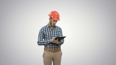 İnşaat mühendisi beyaz arka plan üzerinde denetim formundaki dosyalama.