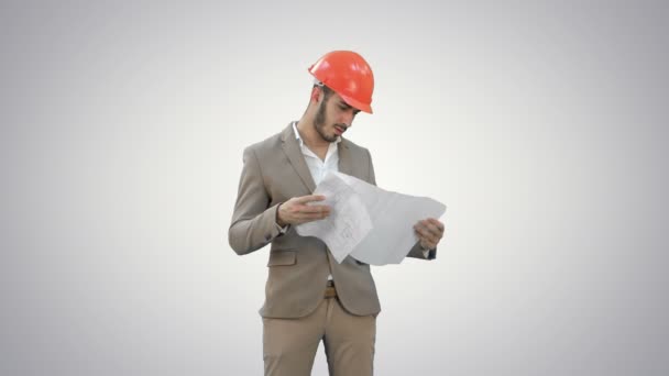 Arquiteto em capacete verificando plano de construção em fundo branco . — Vídeo de Stock