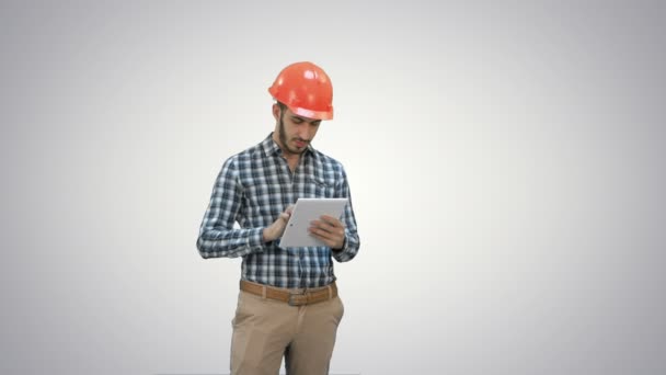 Moderní technika pomocí bezdrátové tablet ke kontrole stavební projekt na bílém pozadí.