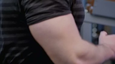 Spor salonunda koşu bandı üzerinde çalışan bir adamın kaslı gövde