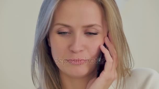 Sorrindo mulher ter um telefonema — Vídeo de Stock