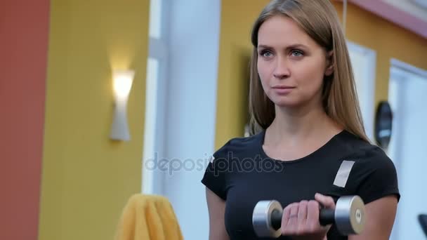 Mujer joven haciendo ejercicio con pesas en el gimnasio — Vídeos de Stock