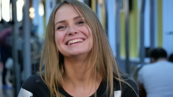 Joven deportista sosteniendo la cuerda saltando, mirando a la cámara y sonriendo — Vídeos de Stock