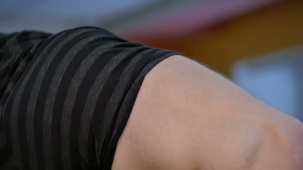 체육관에서 밖으로 일 하는 남자의 근육 질 팔 뚝 — 비디오