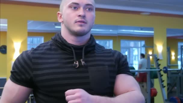 在健身房的跑步机上的肌肉男 — 图库视频影像