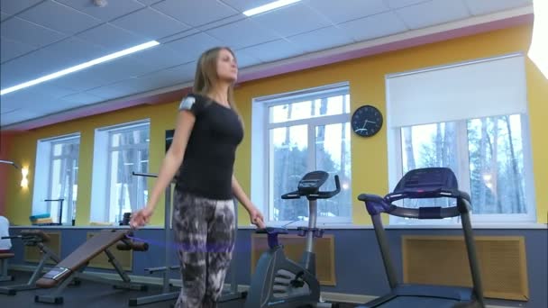 Gezonde jonge vrouw springtouw in een sportschool — Stockvideo