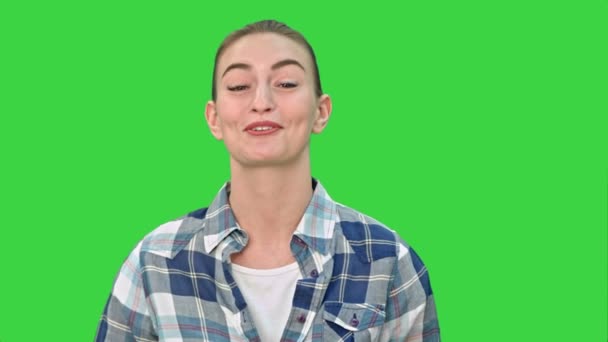 Glad ung kvinna talar med en kamera på en grön skärm, Chroma Key. — Stockvideo