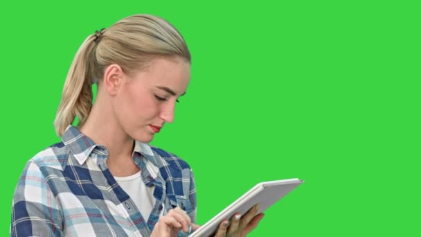 Portrait d'une jeune femme utilisant une tablette sur un écran vert, Chroma Key . — Video