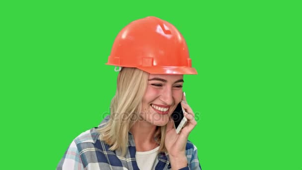 Hermosa ingeniera en hardhat llamando a través del teléfono celular en una pantalla verde, Chroma Key . — Vídeos de Stock