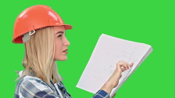 Női építési tervek olvasó mérnök, és beszélni, hogy a munkavállalók a zöld képernyő, Chroma Key. — Stock videók