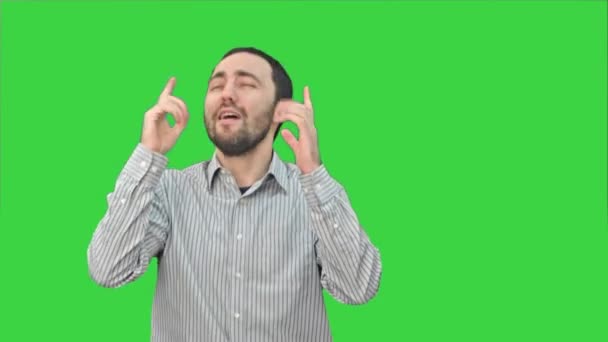 Barbudo joven feliz bailando y cantando en una pantalla verde, Chroma Key . — Vídeos de Stock