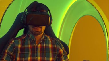 Sanal gerçeklik cazibe zevk genç adam