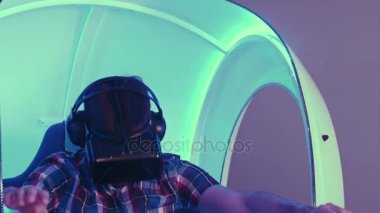 3d sanal gerçeklik simülatörü video oyunu oynarken mutlu genç adam