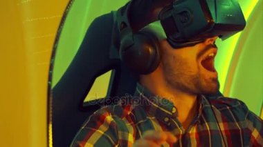 Sanal gerçeklik cazibe zevk heyecan genç adam