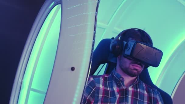 Молодой человек, погруженный в опыт виртуальной реальности — стоковое видео
