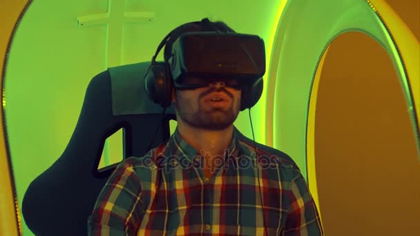 Uomo sorpreso sperimentando la realtà virtuale per la prima volta — Video Stock