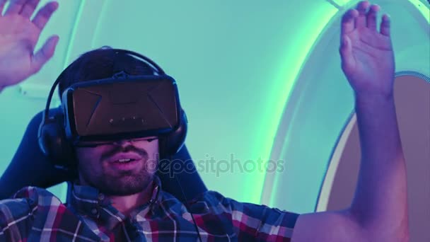 Förvånad ung man lämnade mållös efter virtuell verklighet session — Stockvideo