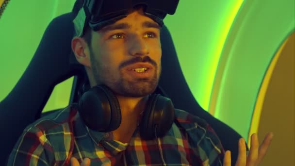 Joven compartiendo sus emociones después de la experiencia de realidad virtual — Vídeos de Stock