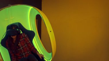 Sanal gerçeklik etkileşimli hareketli sandalyede oturan karşılaşan genç kadın