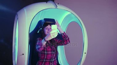 Selfies telefonunu alarak sanal gerçeklik gözlük gülümseyen kız