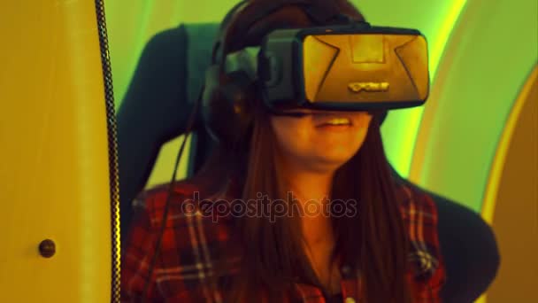 Ragazza eccitata godendo di attrazione realtà virtuale — Video Stock