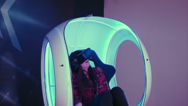 Nadšený mladá dívka se těší virtuální realita přitažlivost — Stock video