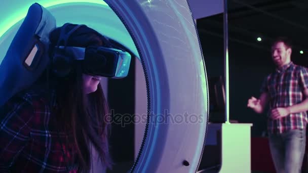 Pareja joven divirtiéndose con atracción de realidad virtual — Vídeo de stock